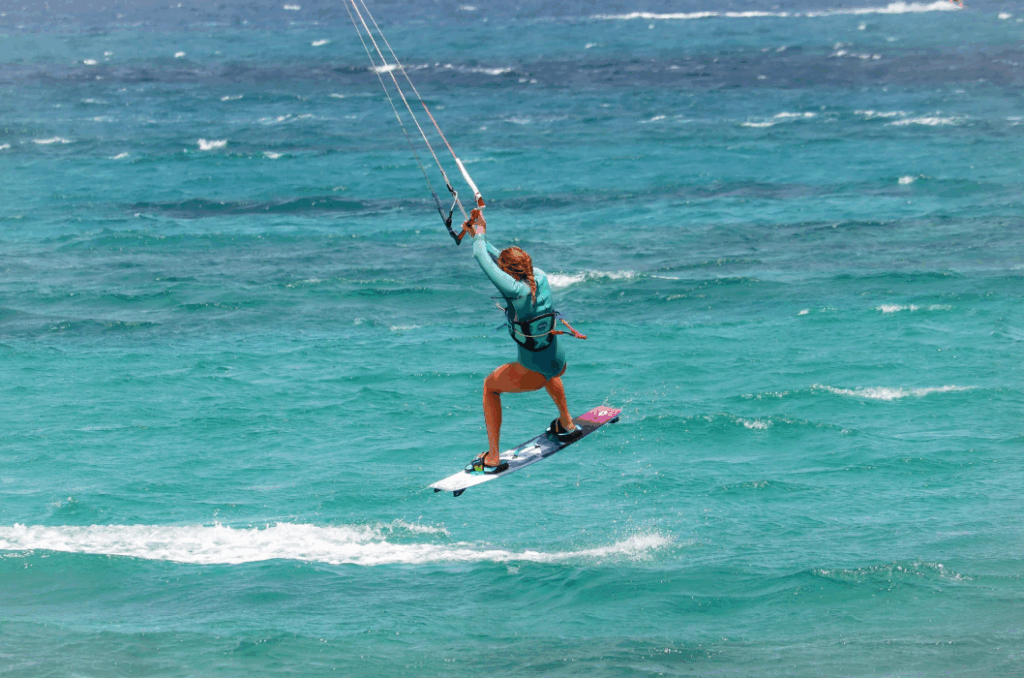 Mulher praticando o Kitesurf