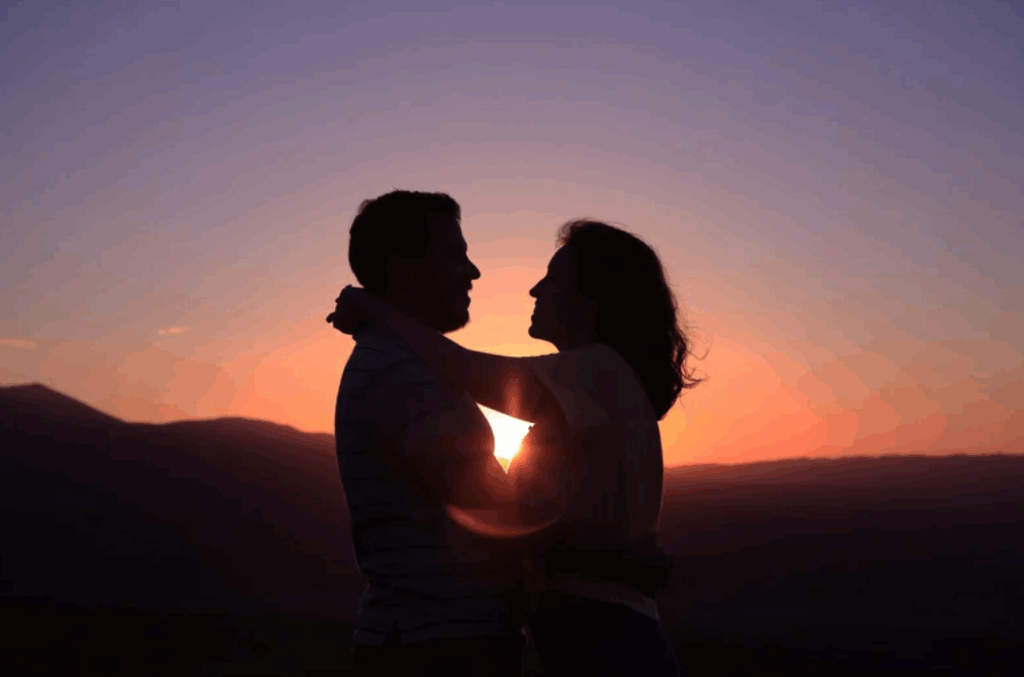 Casal ao pôr do sol