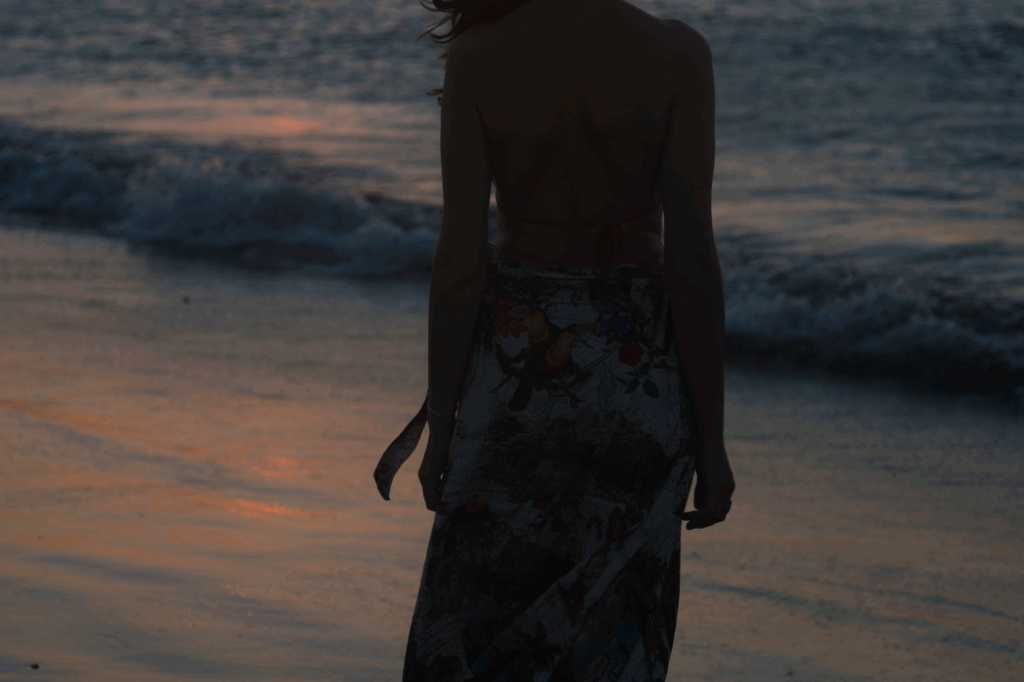 Moça próxima as ondas de Jericoacoara