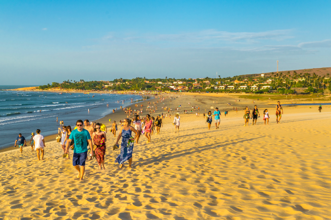 Turistas em excursão pelas areias de Jericoacoara